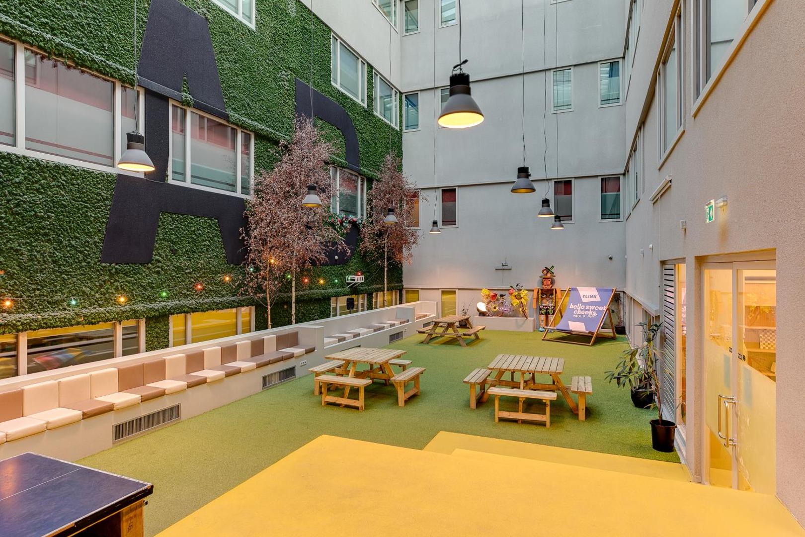 Clink Noord Hostel