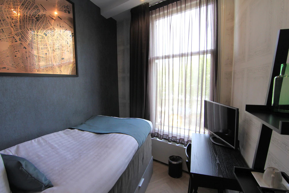Hotel No 377 House