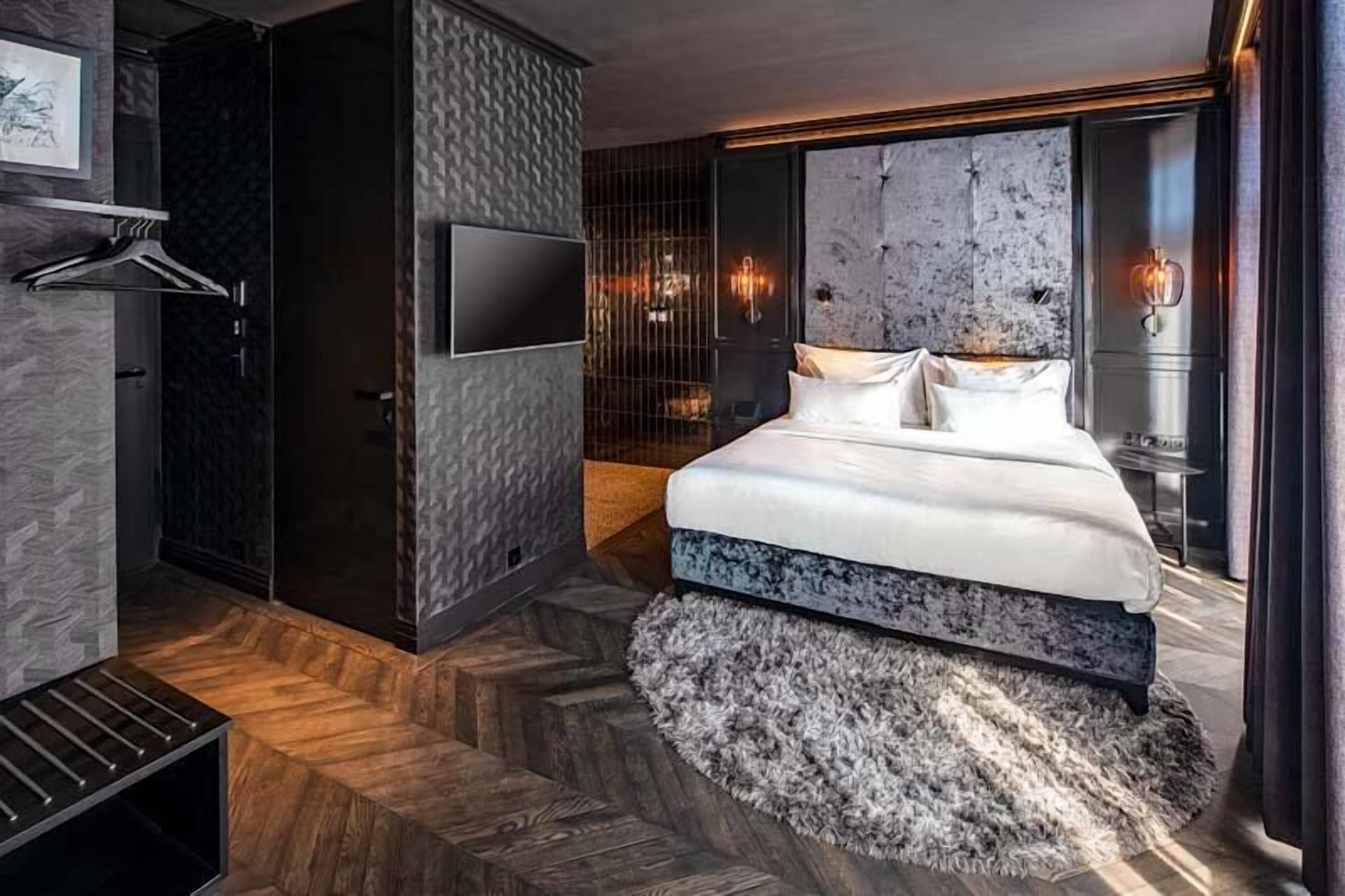The Highlander Hotel