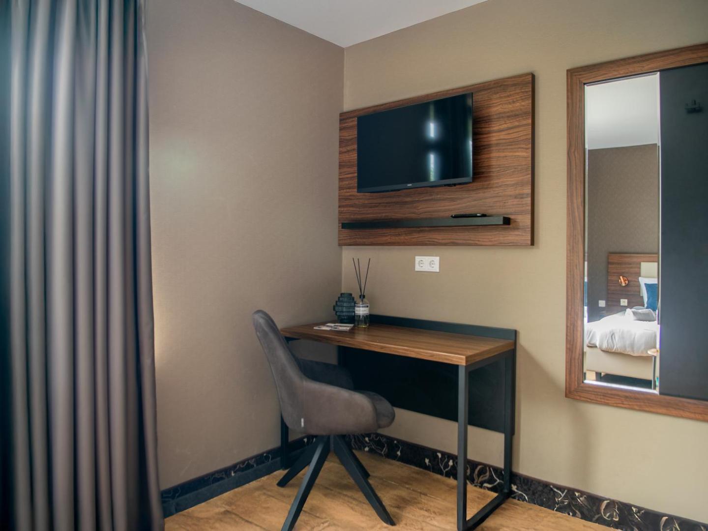Amsterdam Lake Hotel