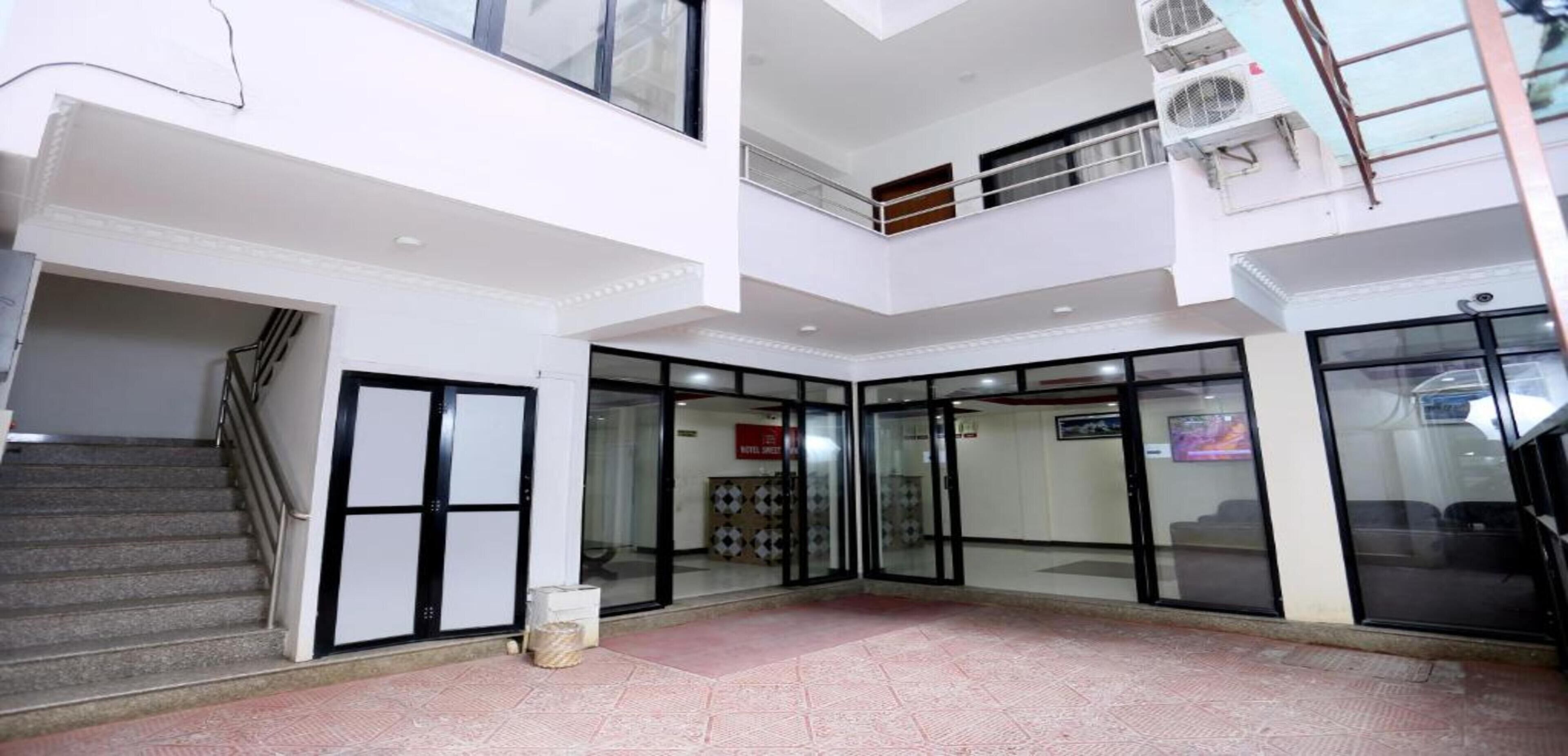 MeroStay Hotel Sweet Town