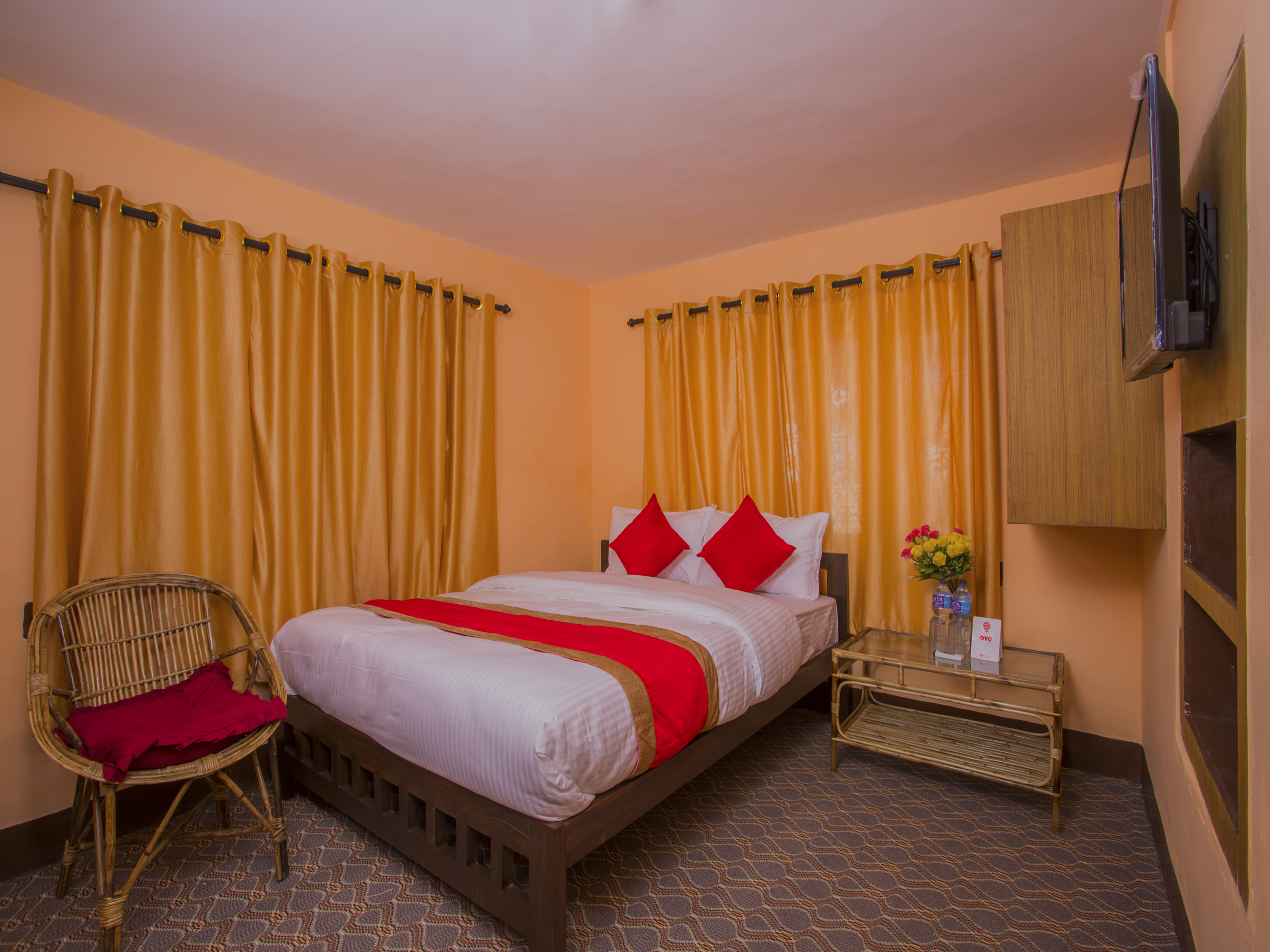 Hotel White And Peace by OYO