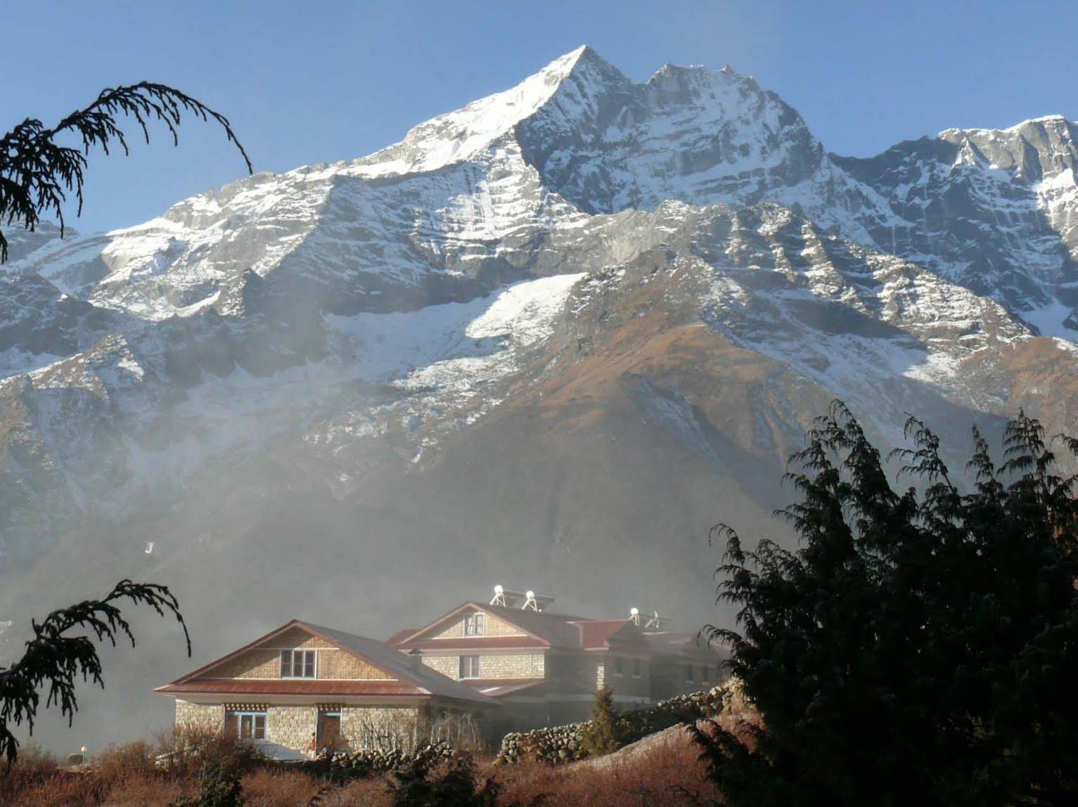 Everest Summit Lodge Mende