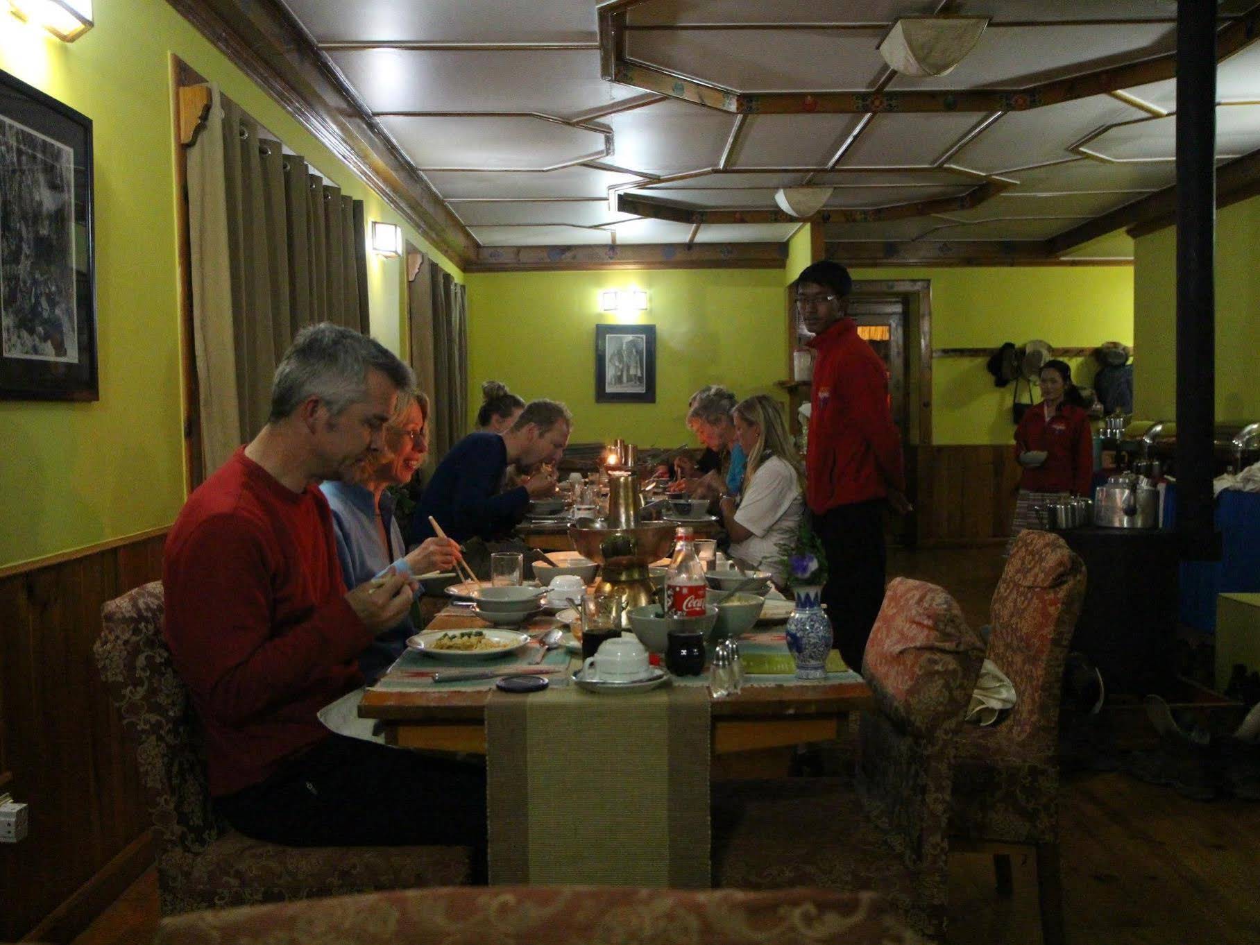 Everest Summit Lodge Mende
