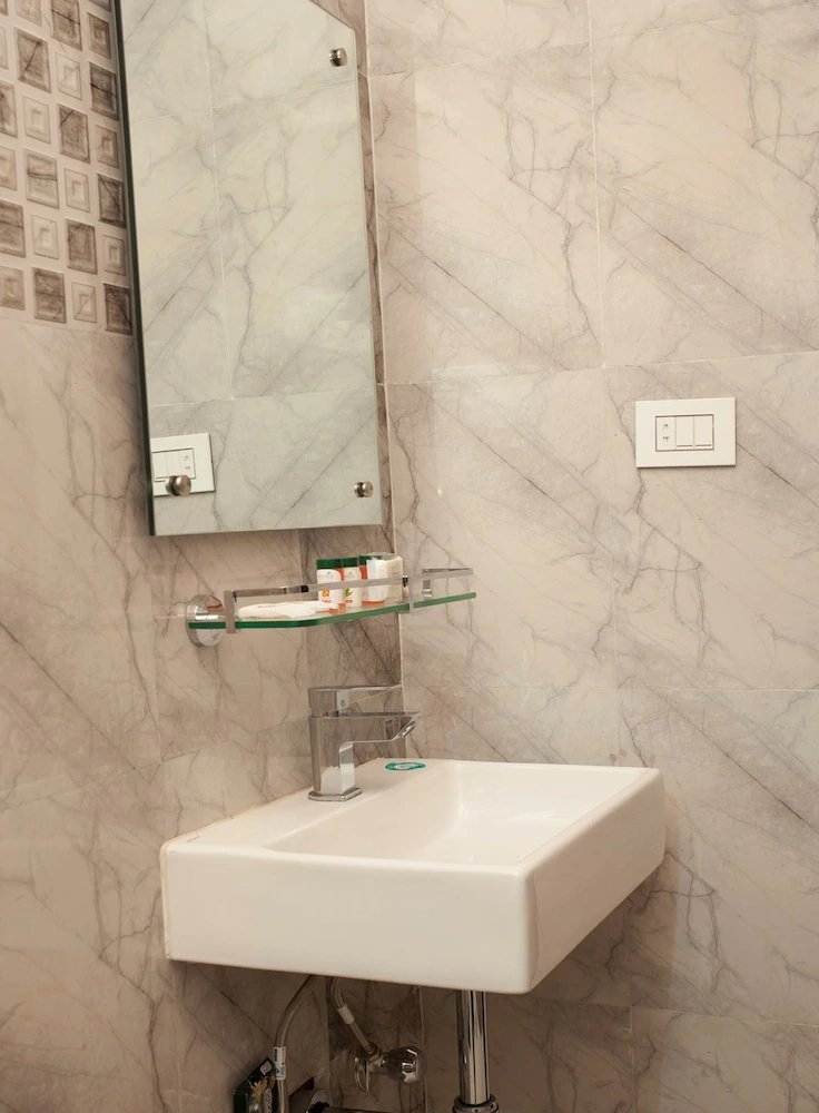 The SR Hotel by OYO Rooms