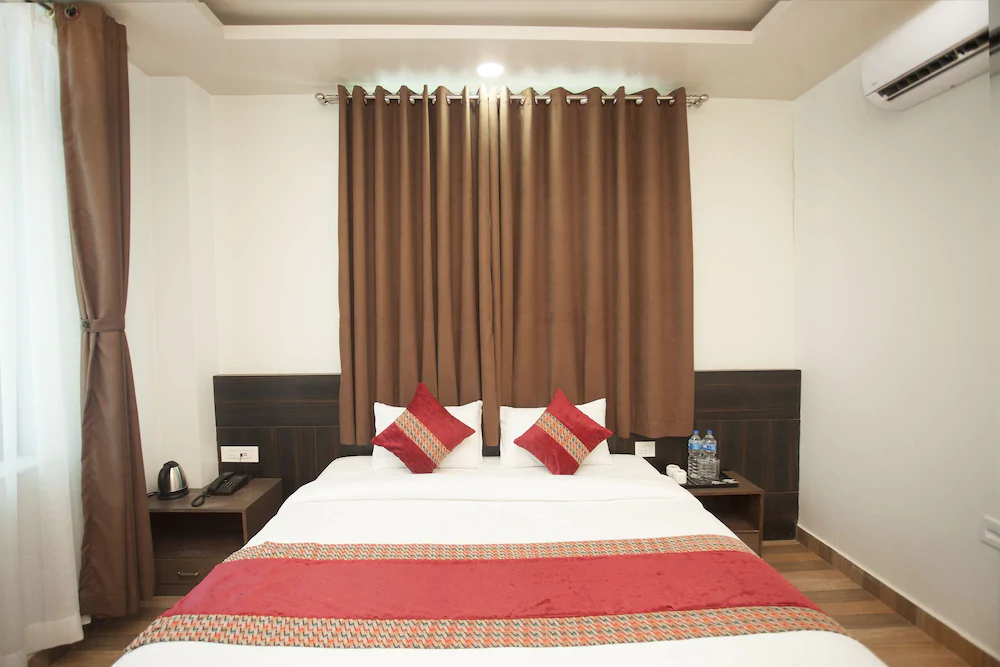 The SR Hotel by OYO Rooms