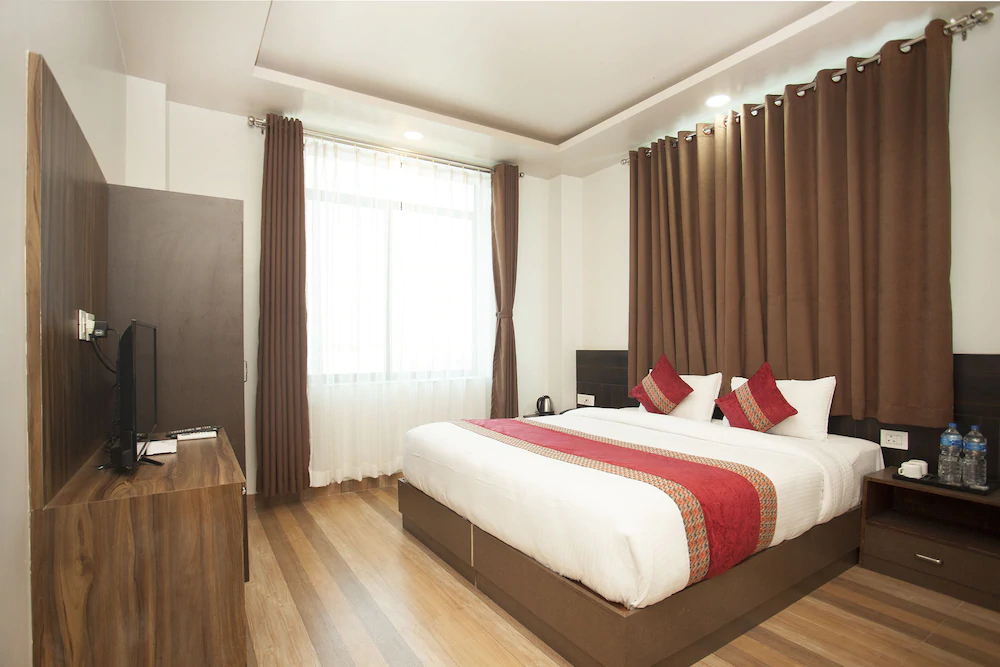 The SR Hotel by OYO Rooms