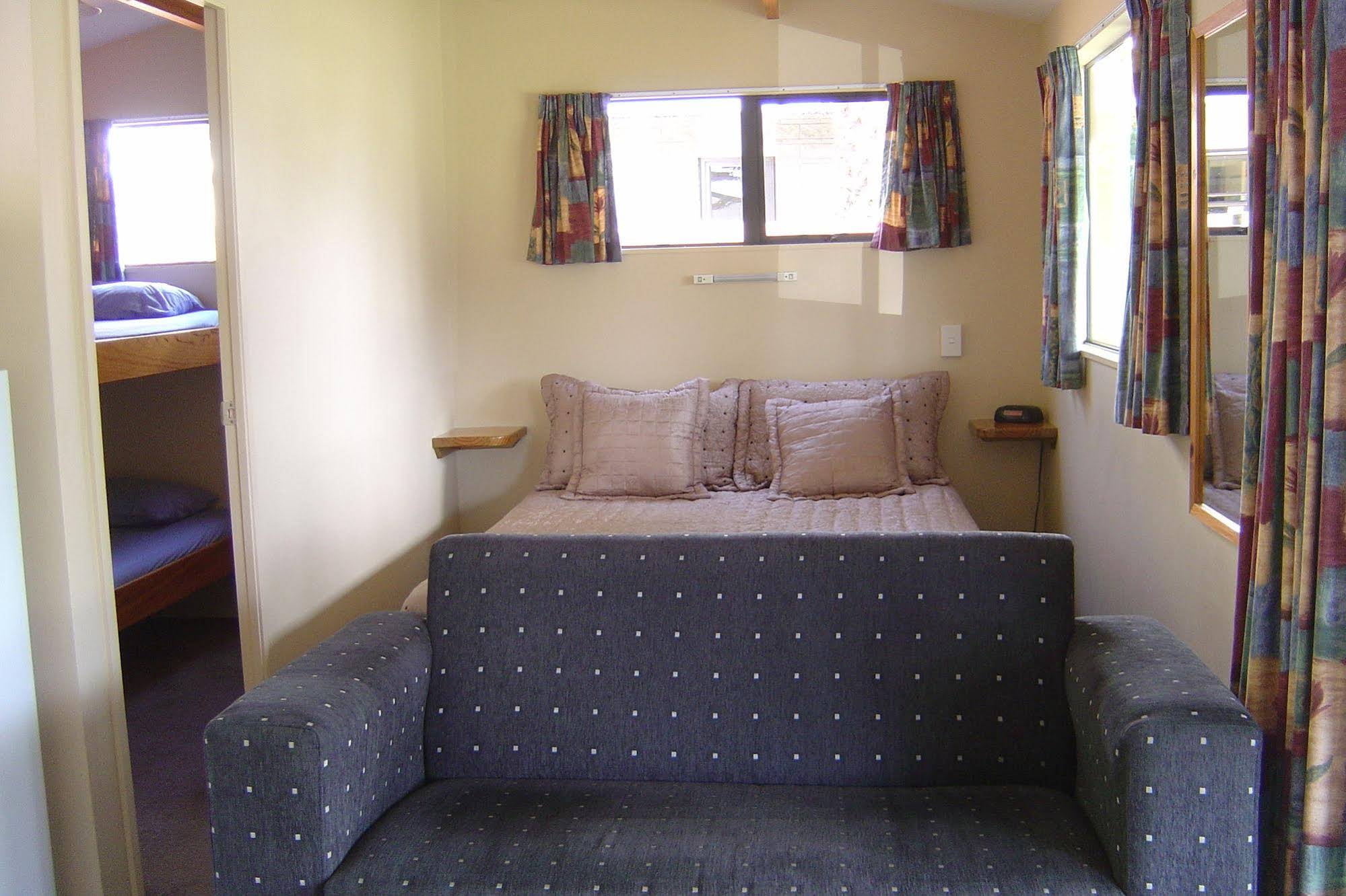 Bowentown Motels & Holiday Park