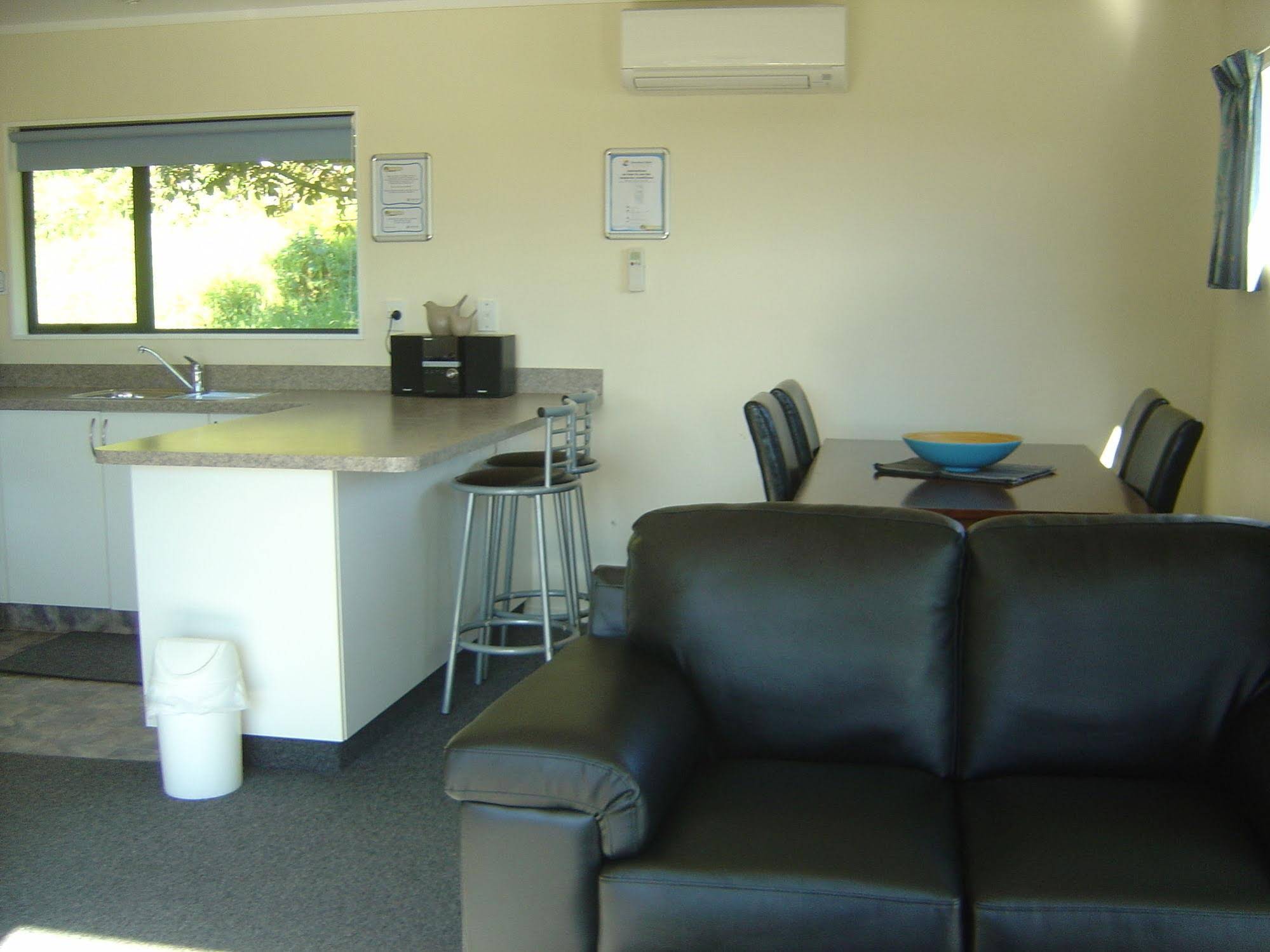 Bowentown Motels & Holiday Park