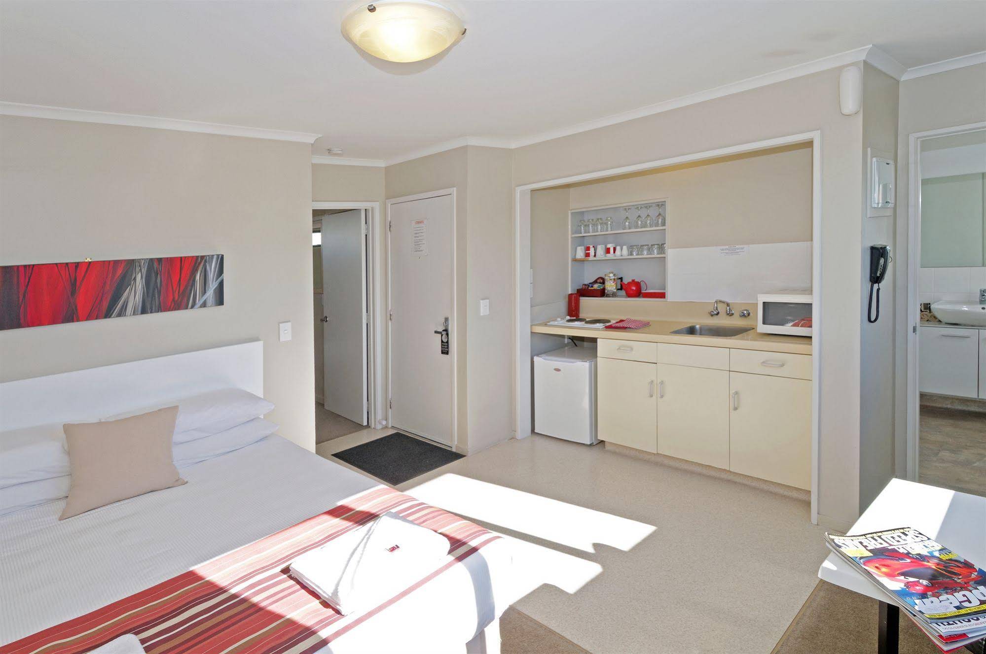 Airport Harbour View Motel