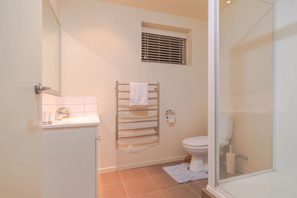 Birkenhead Super Cozy & Comfort Shared Room