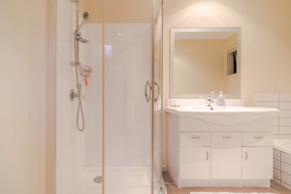 Birkenhead Super Cozy & Comfort Shared Room