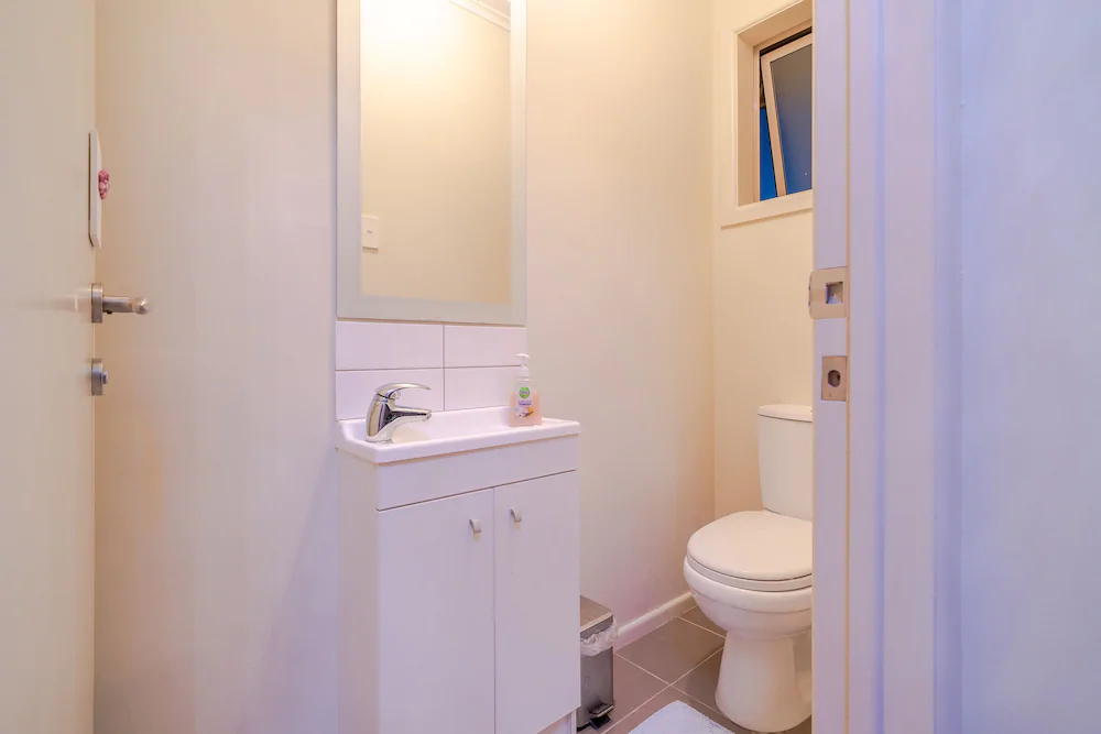 Birkenhead Super Cozy & Comfort Shared Room