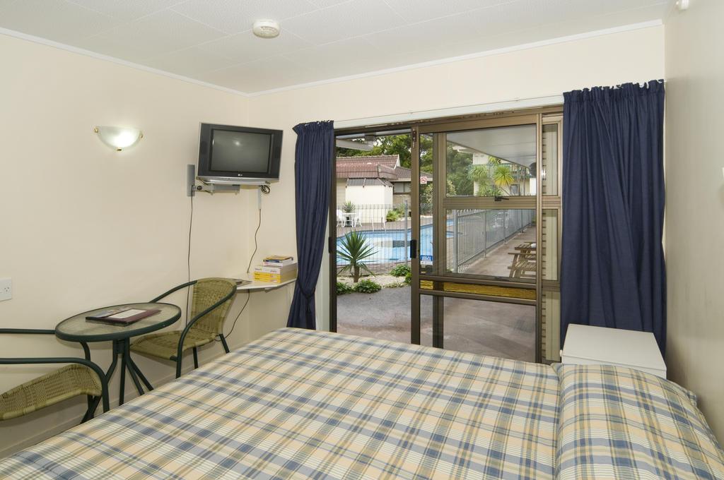 Dukes Midway Lodge