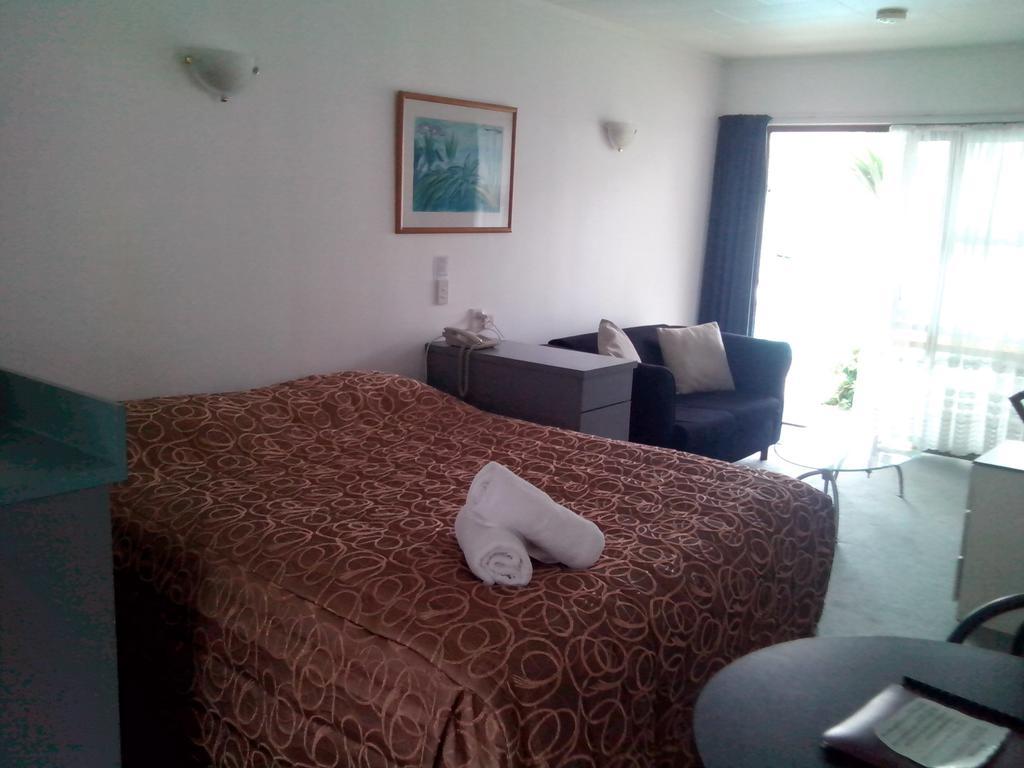 Dukes Midway Lodge