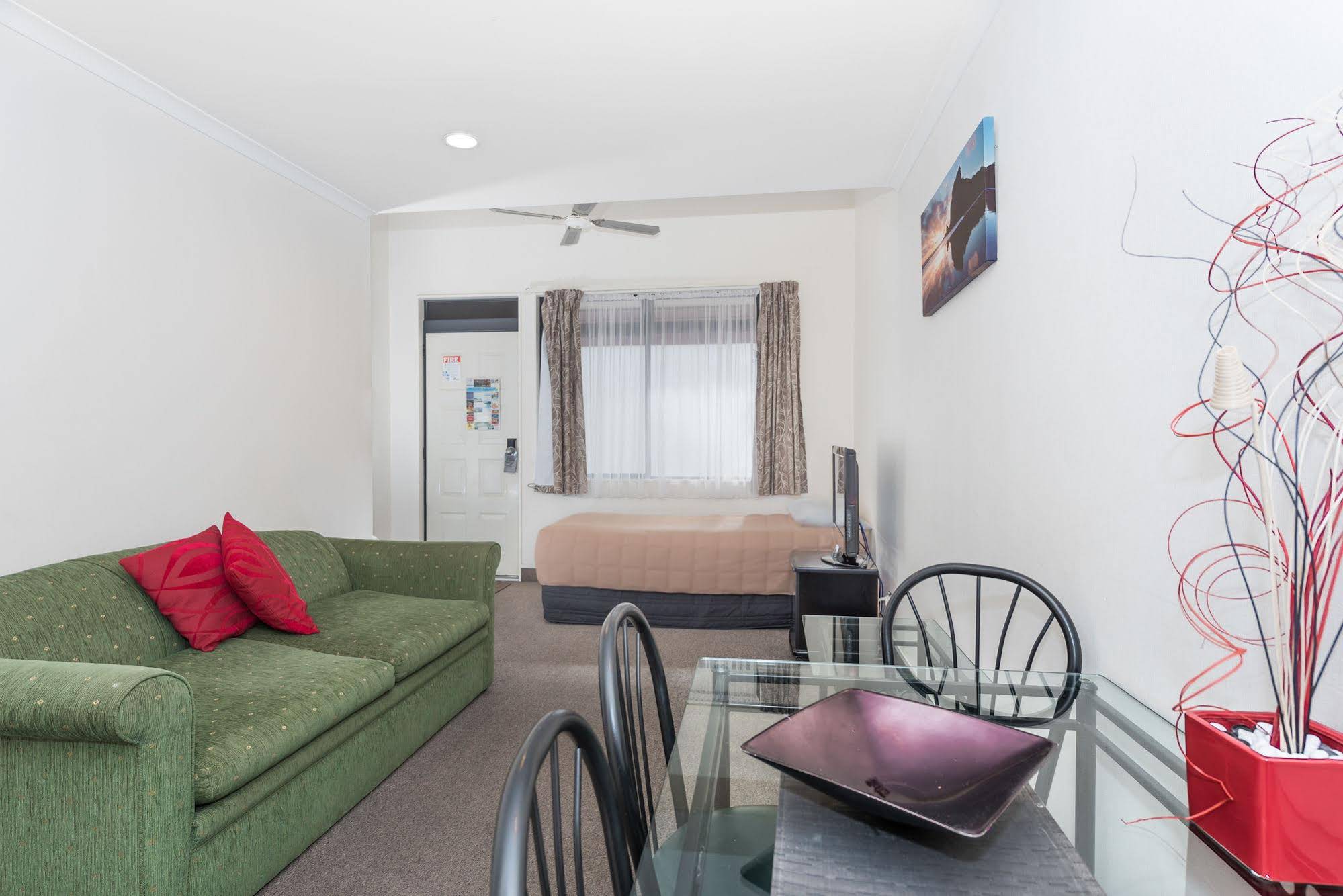 Bay Palm Motel