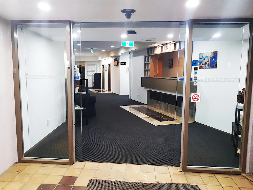 Airport Palms Hotel