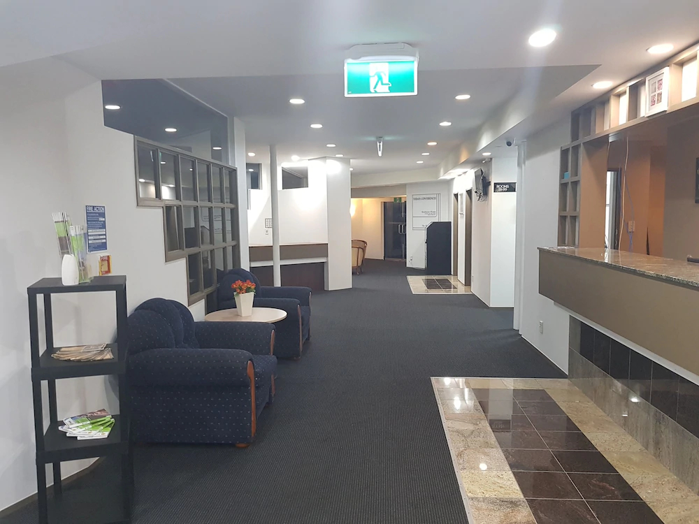 Airport Palms Hotel