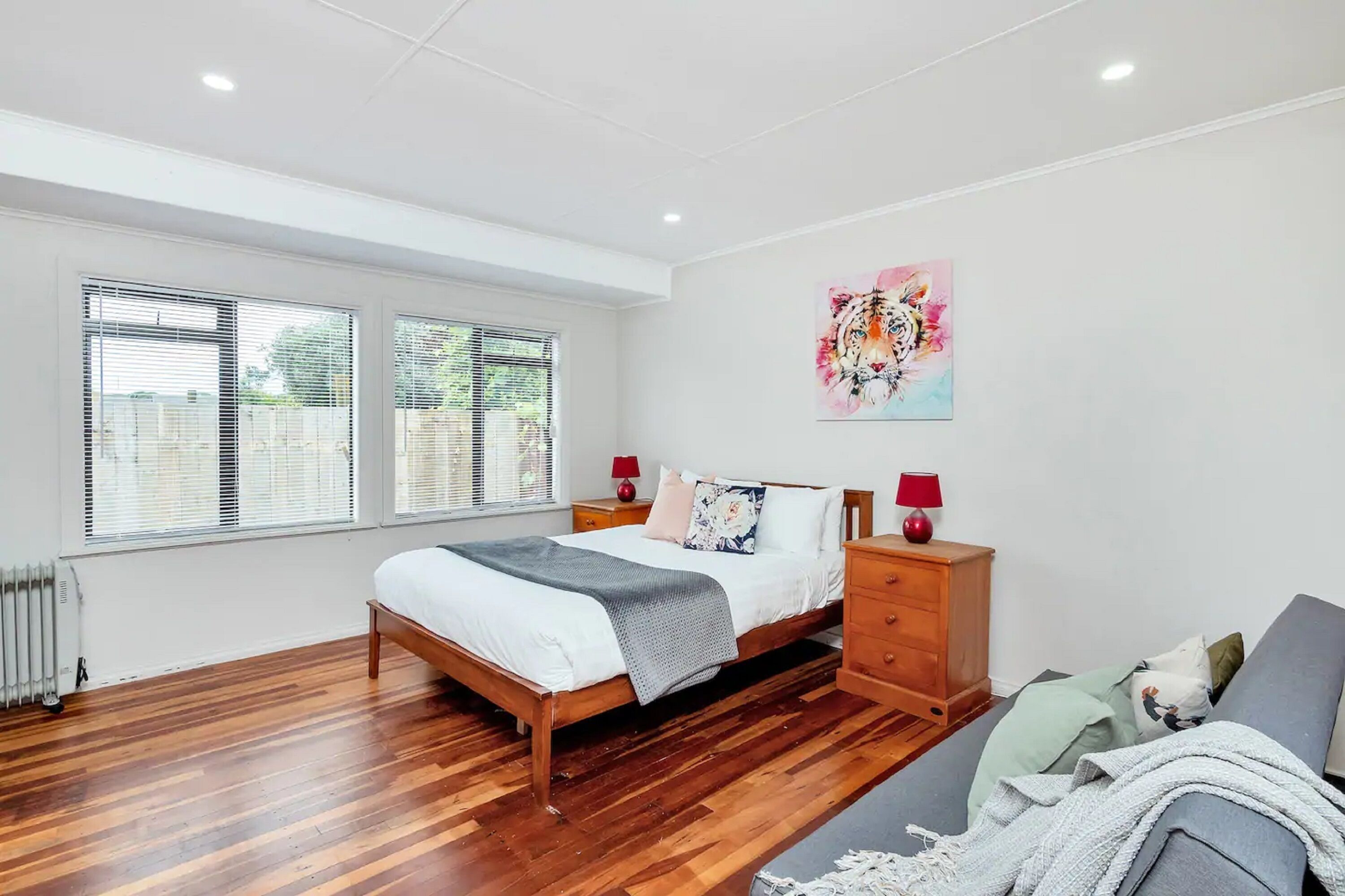 Kiwi Holiday Home Near Airport