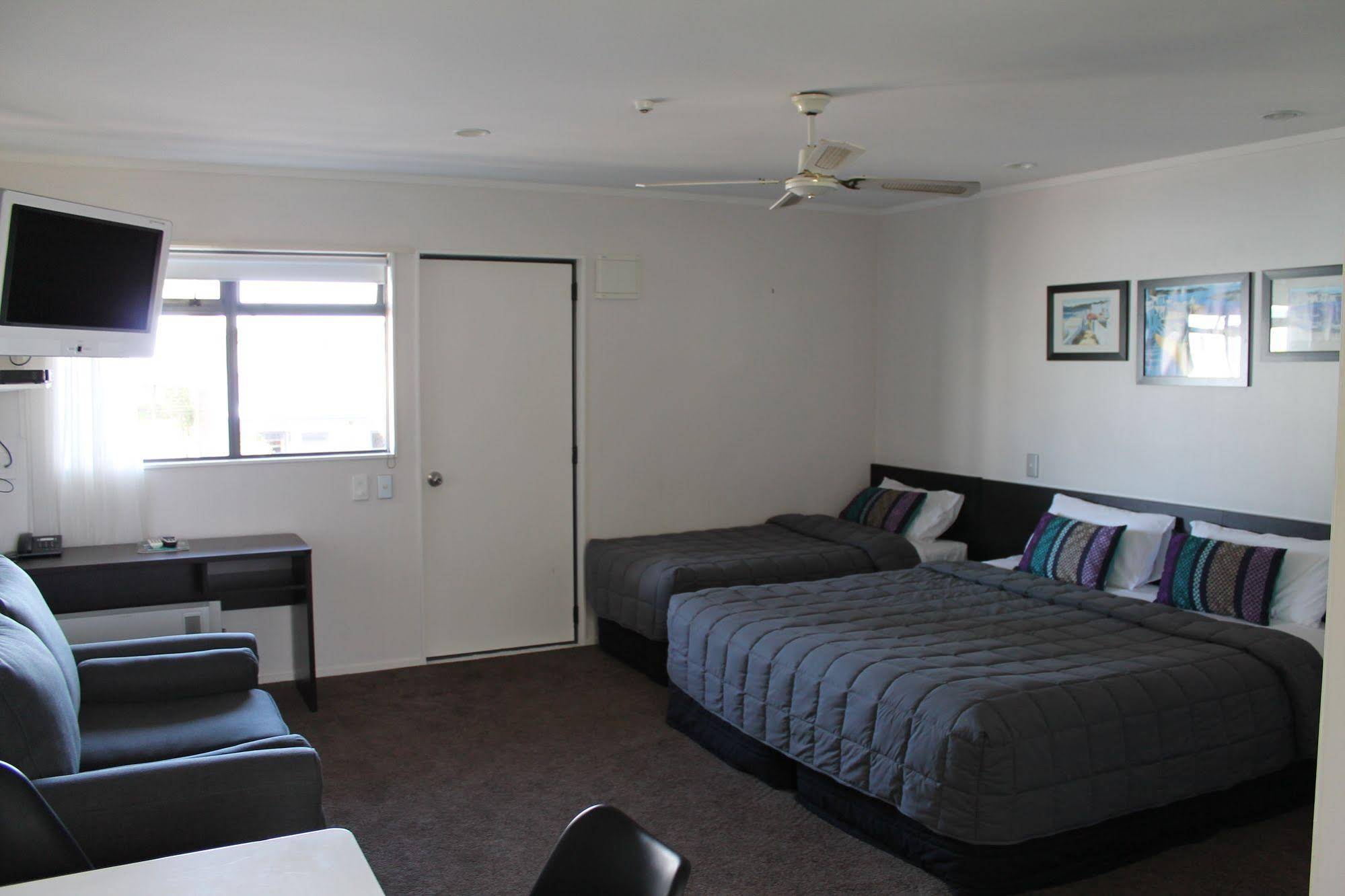 Aquarius Motor Inn