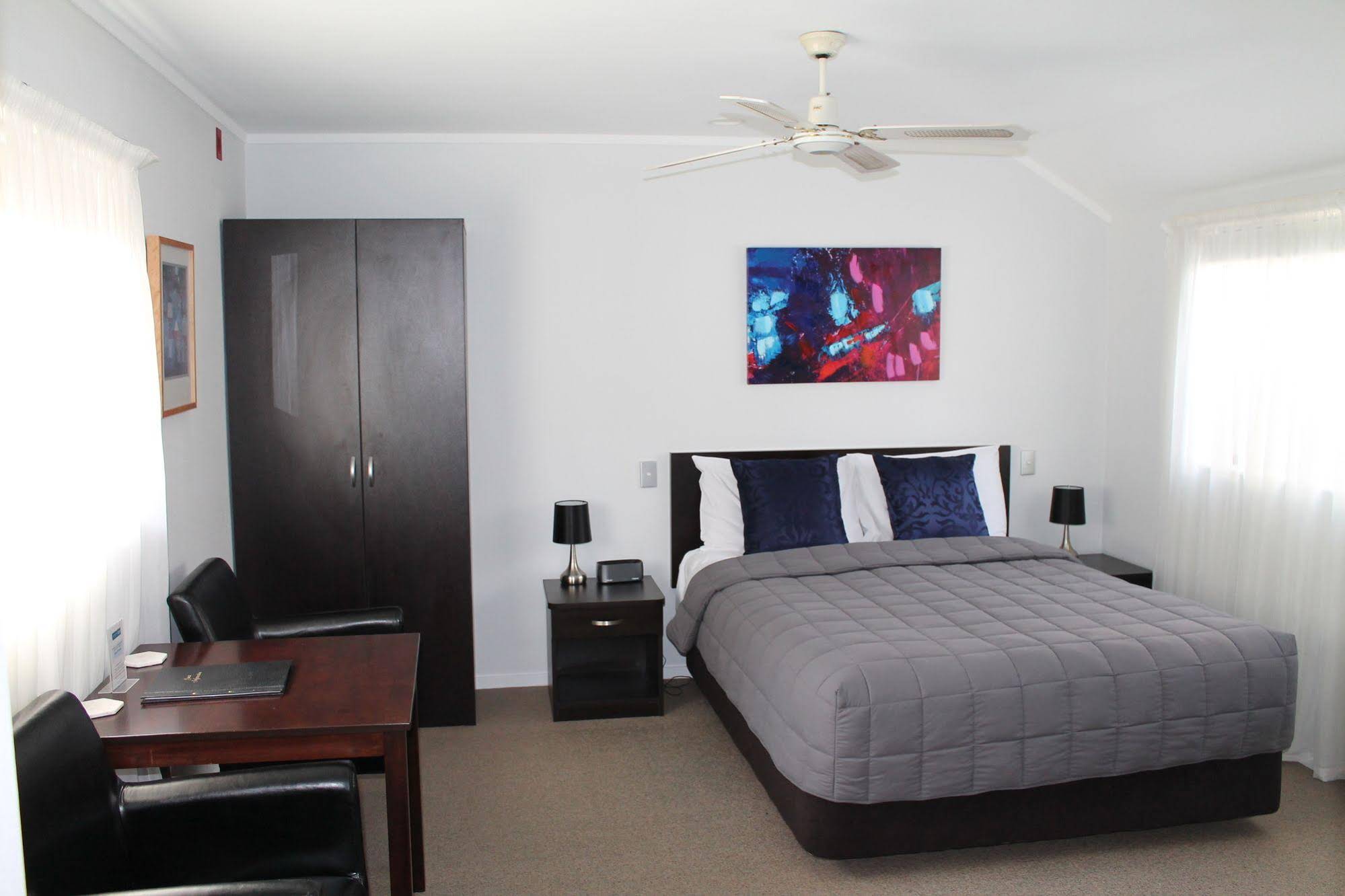 Aquarius Motor Inn