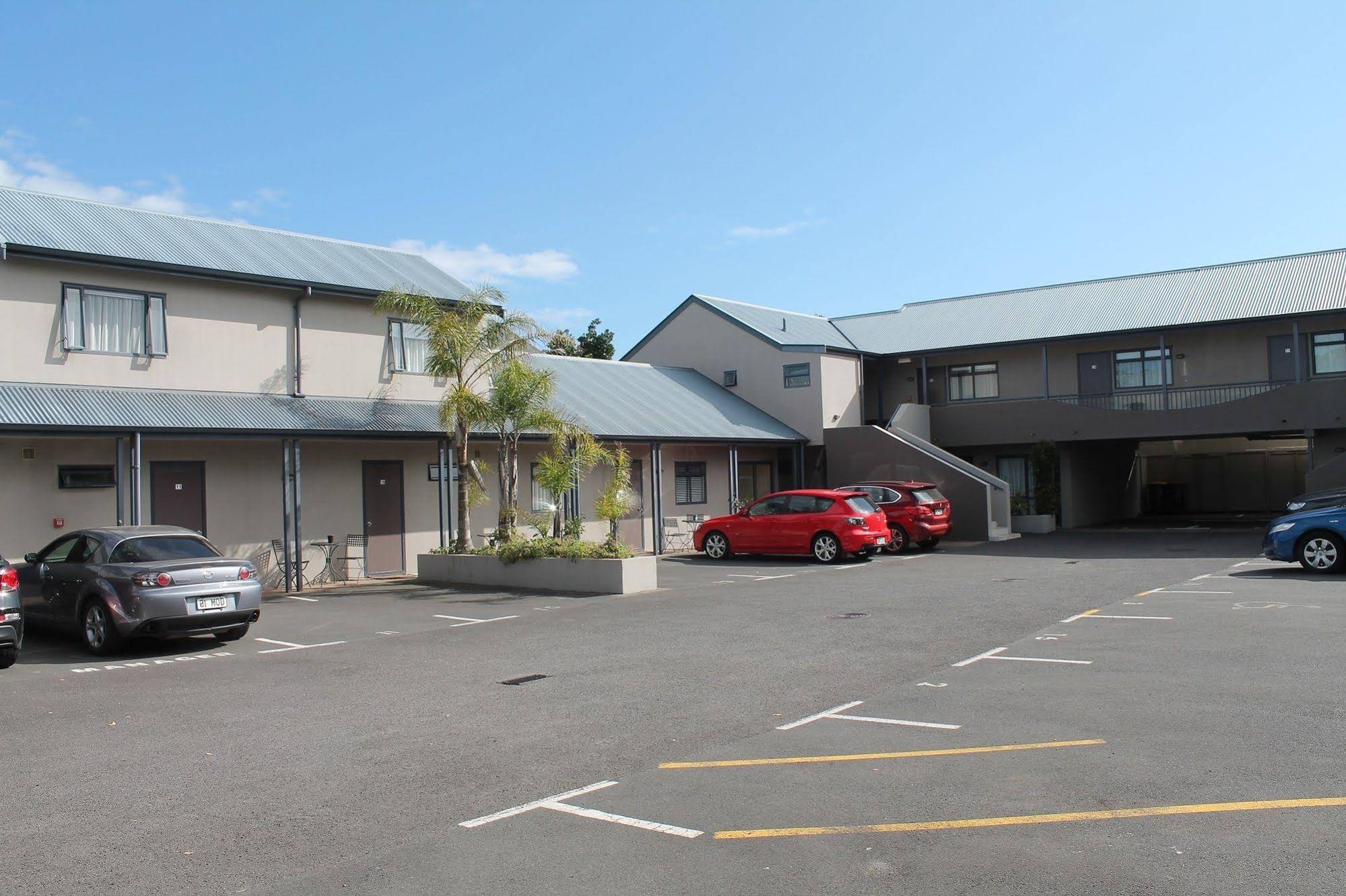 Aquarius Motor Inn