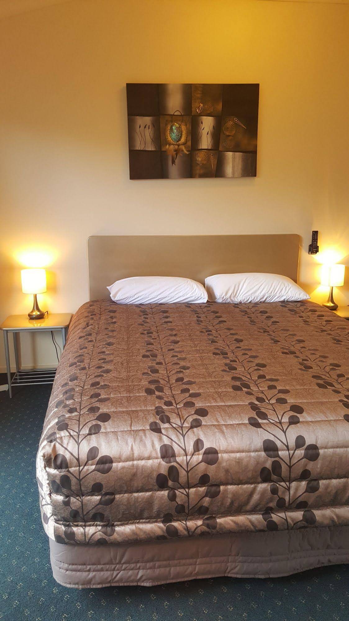 At The Rocks Motor Lodge