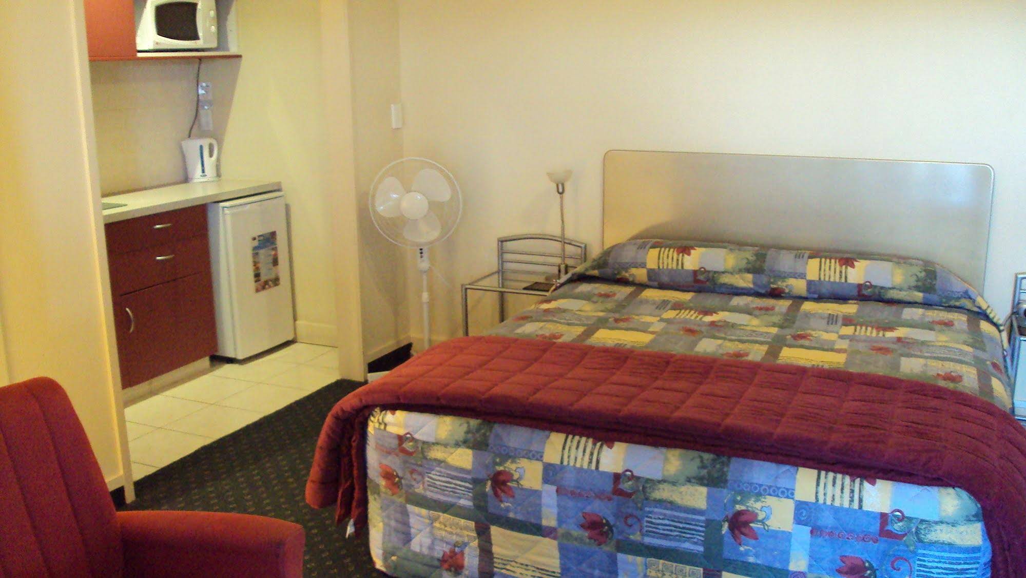 At The Rocks Motor Lodge