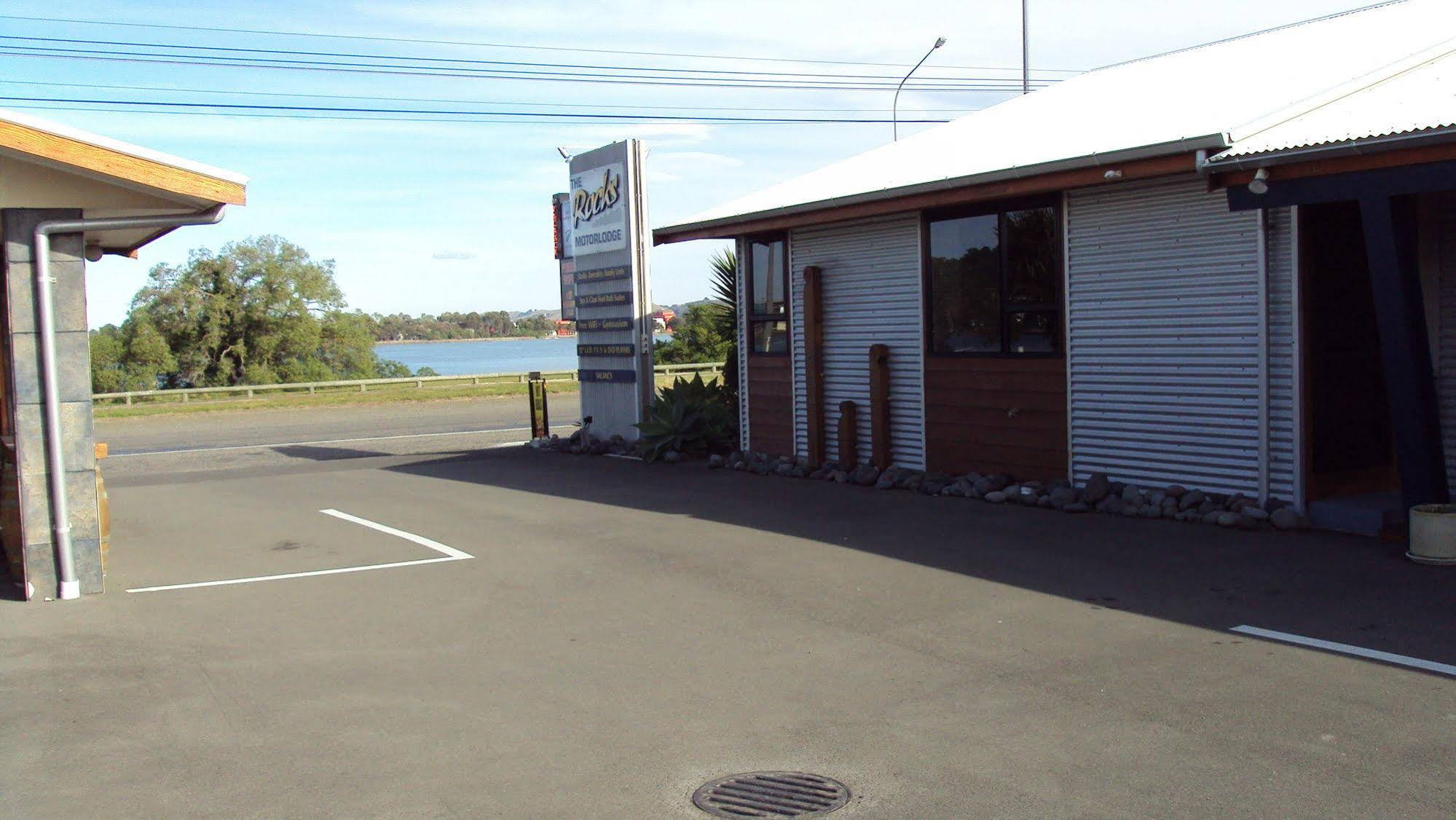 At The Rocks Motor Lodge