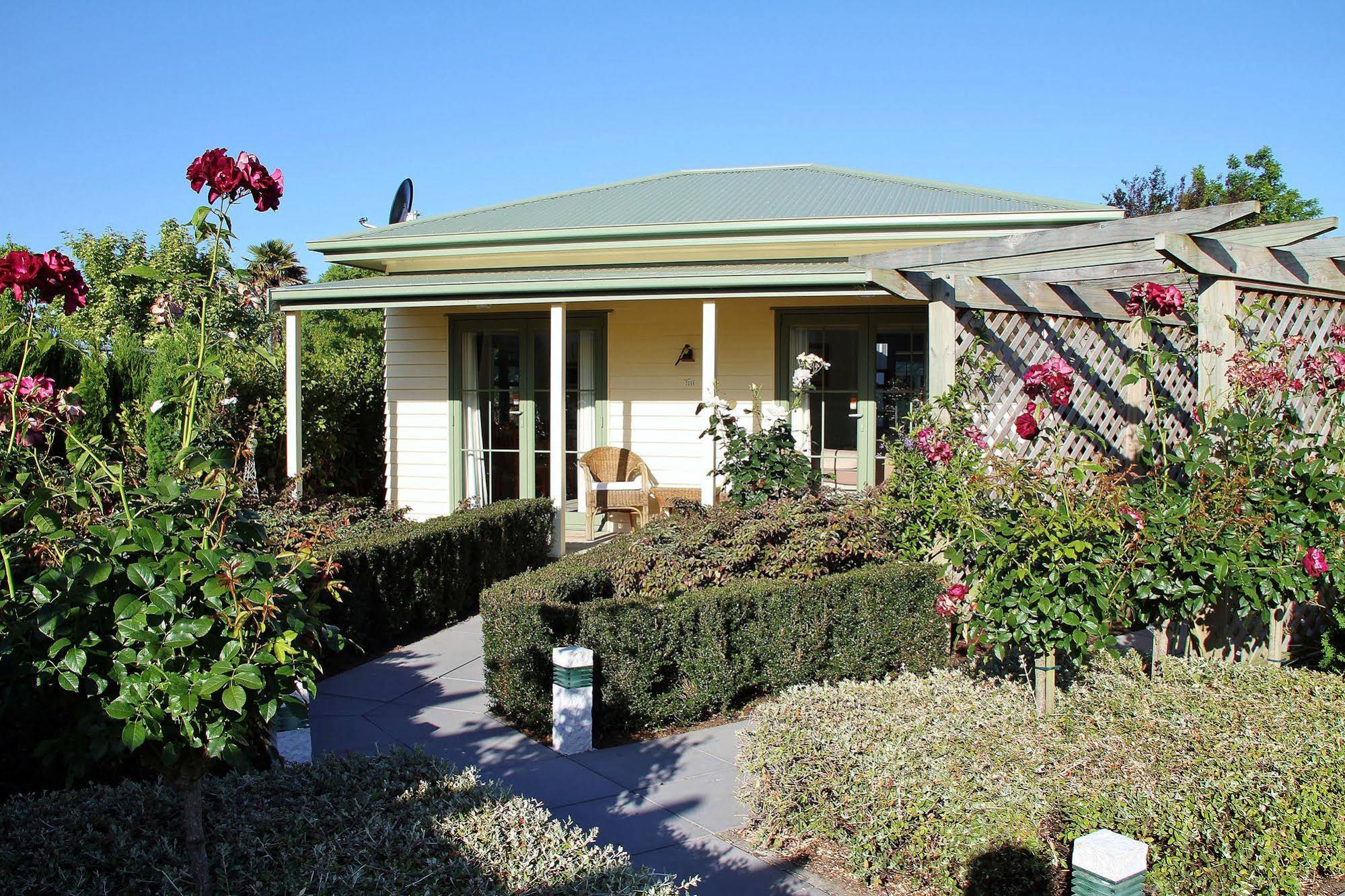 Clive Colonial Cottages
