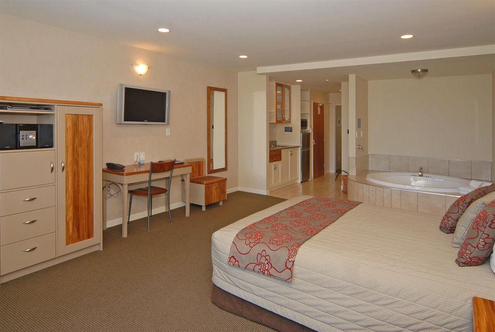 Pebble Beach Motor Inn