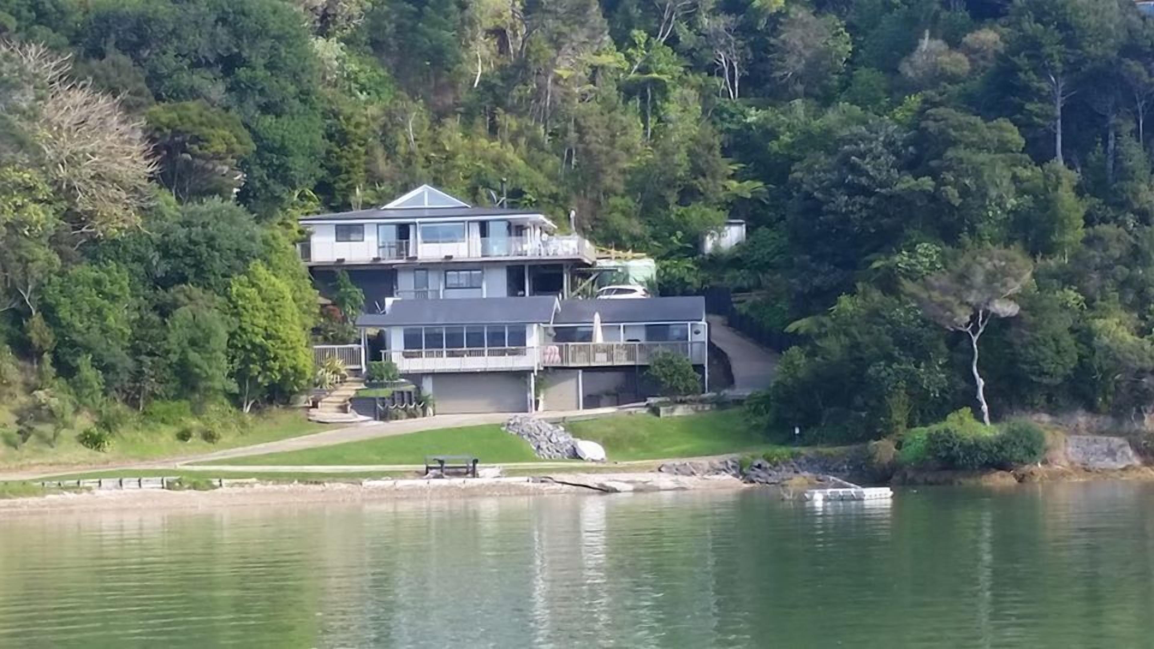 Waters Edge Holiday Home