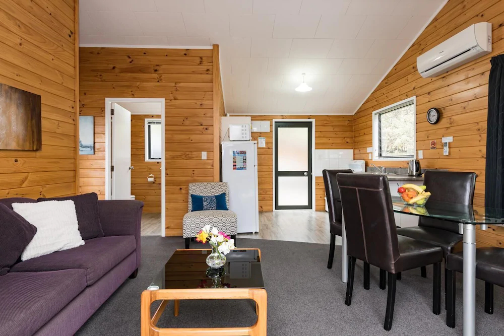 Sunseeker Cottages Motel