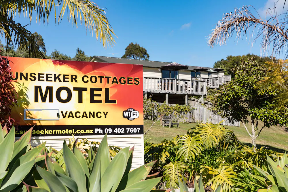 Sunseeker Cottages Motel