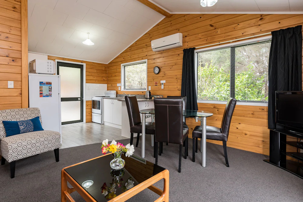 Sunseeker Cottages Motel