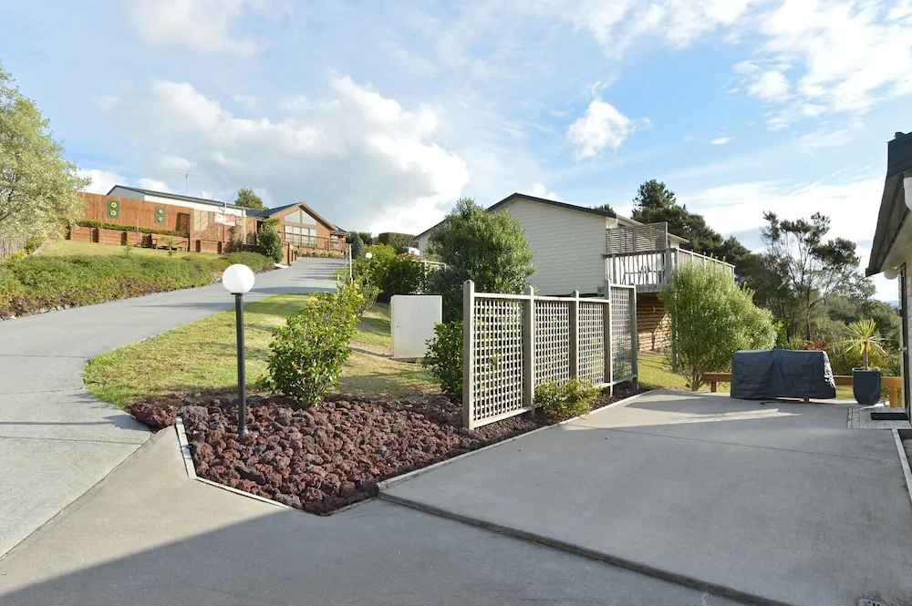 Sunseeker Cottages Motel