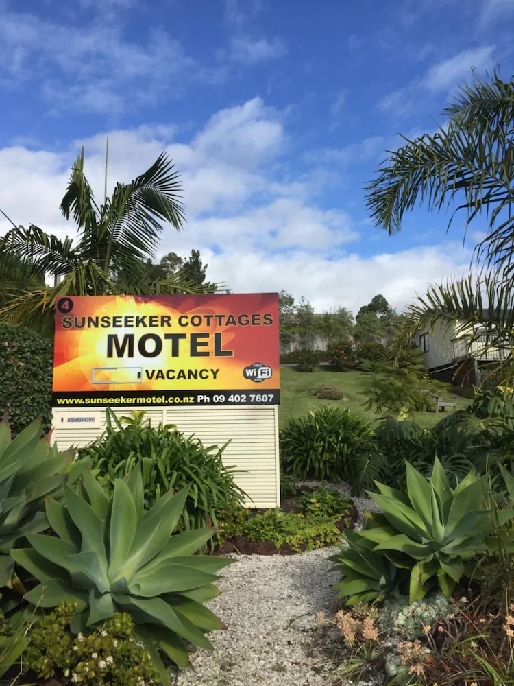 Sunseeker Cottages Motel