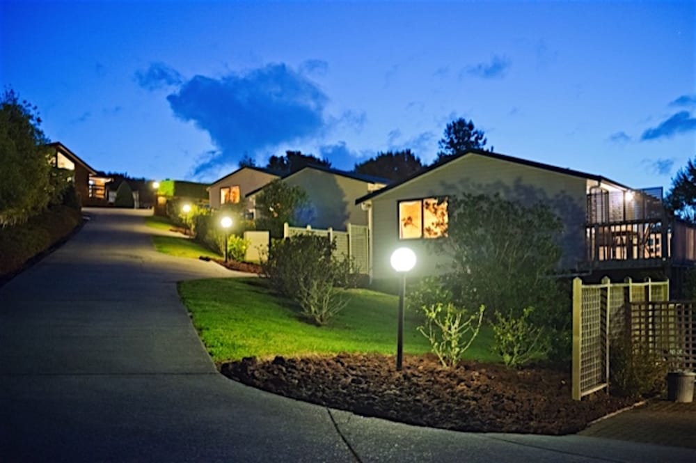 Sunseeker Cottages Motel