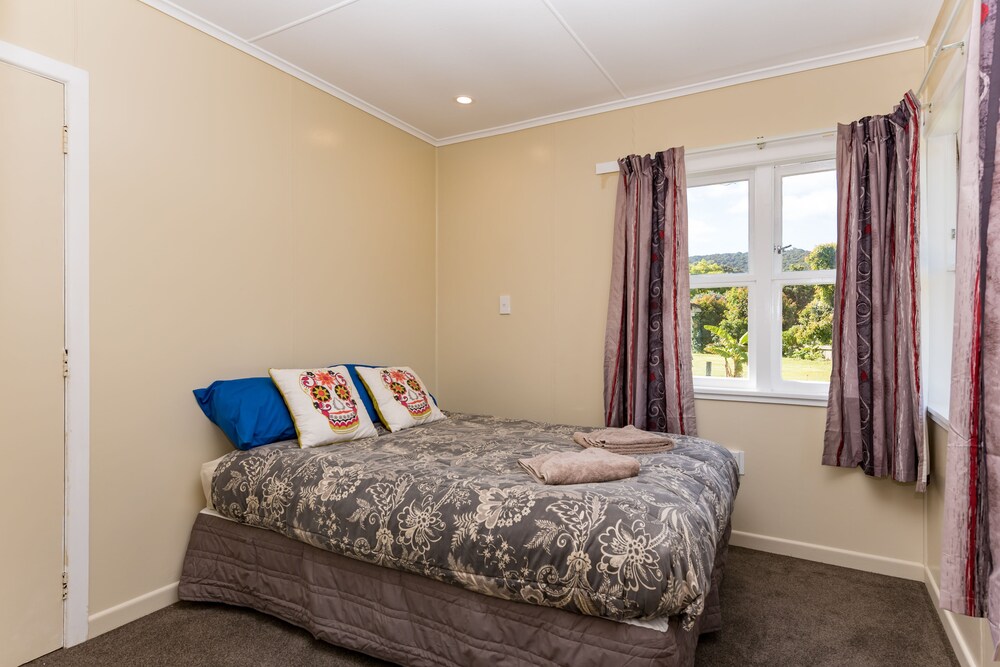 Waitangi Beach Bach 30A