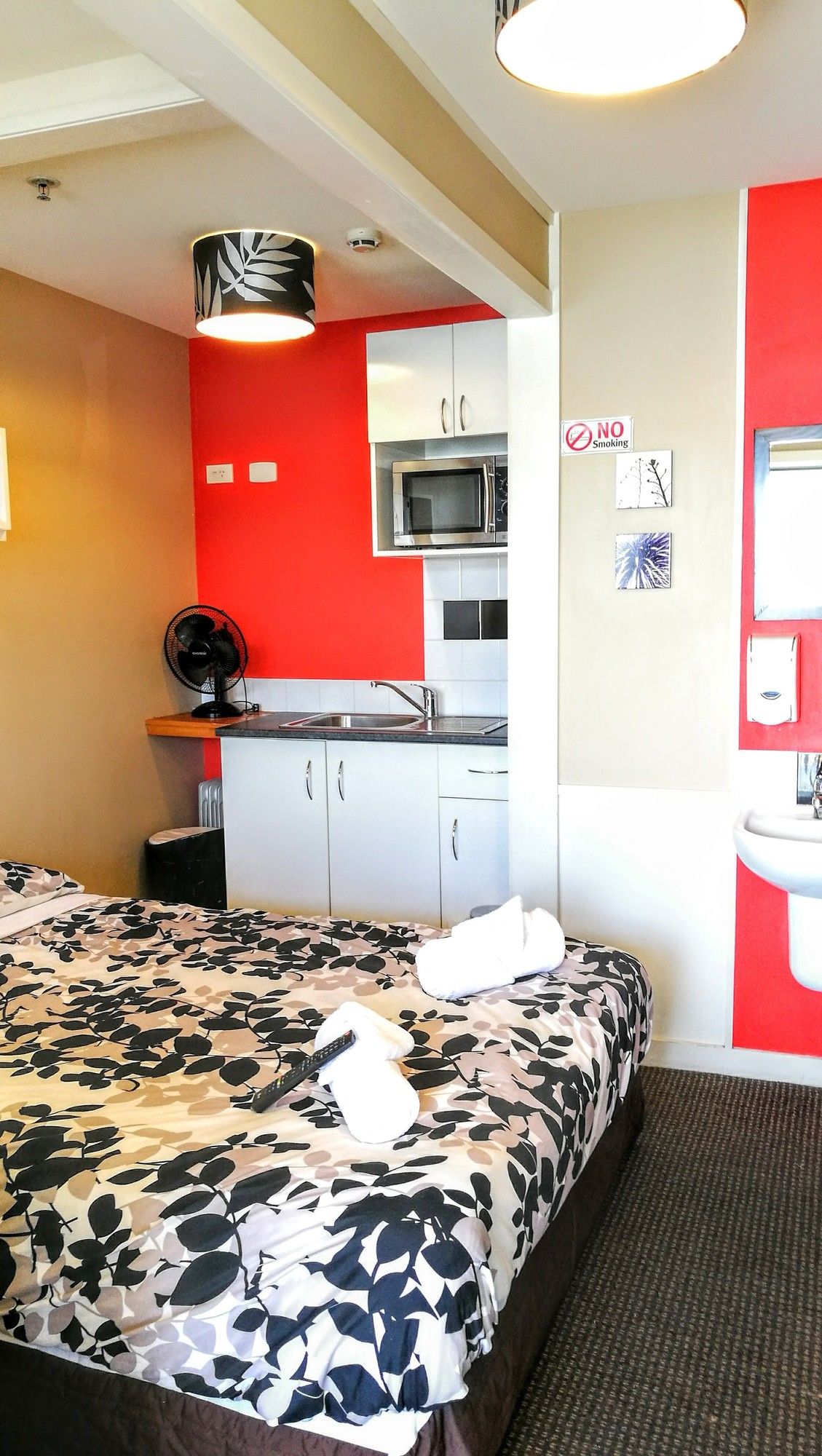 Astray Motel & Backpackers