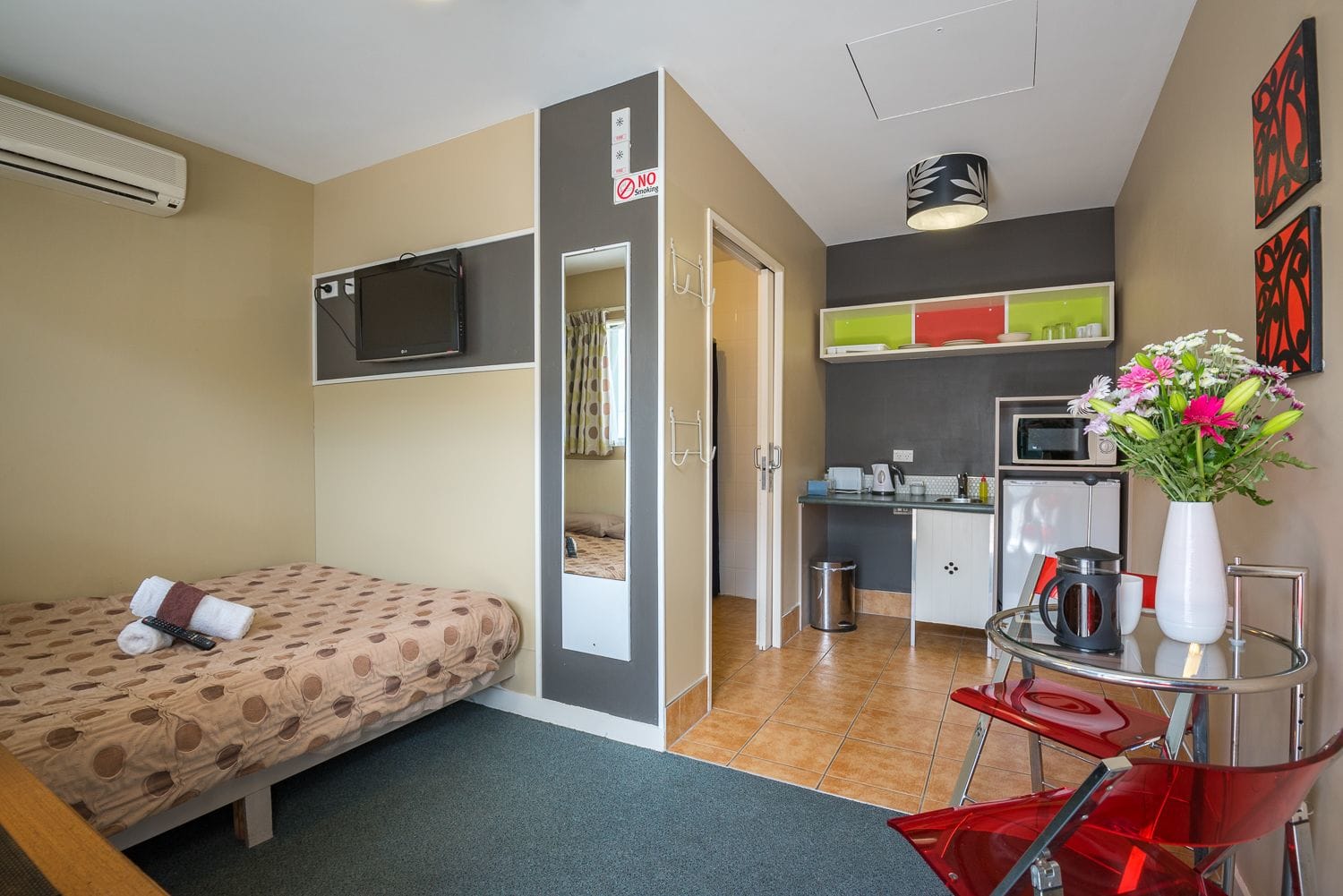 Astray Motel & Backpackers