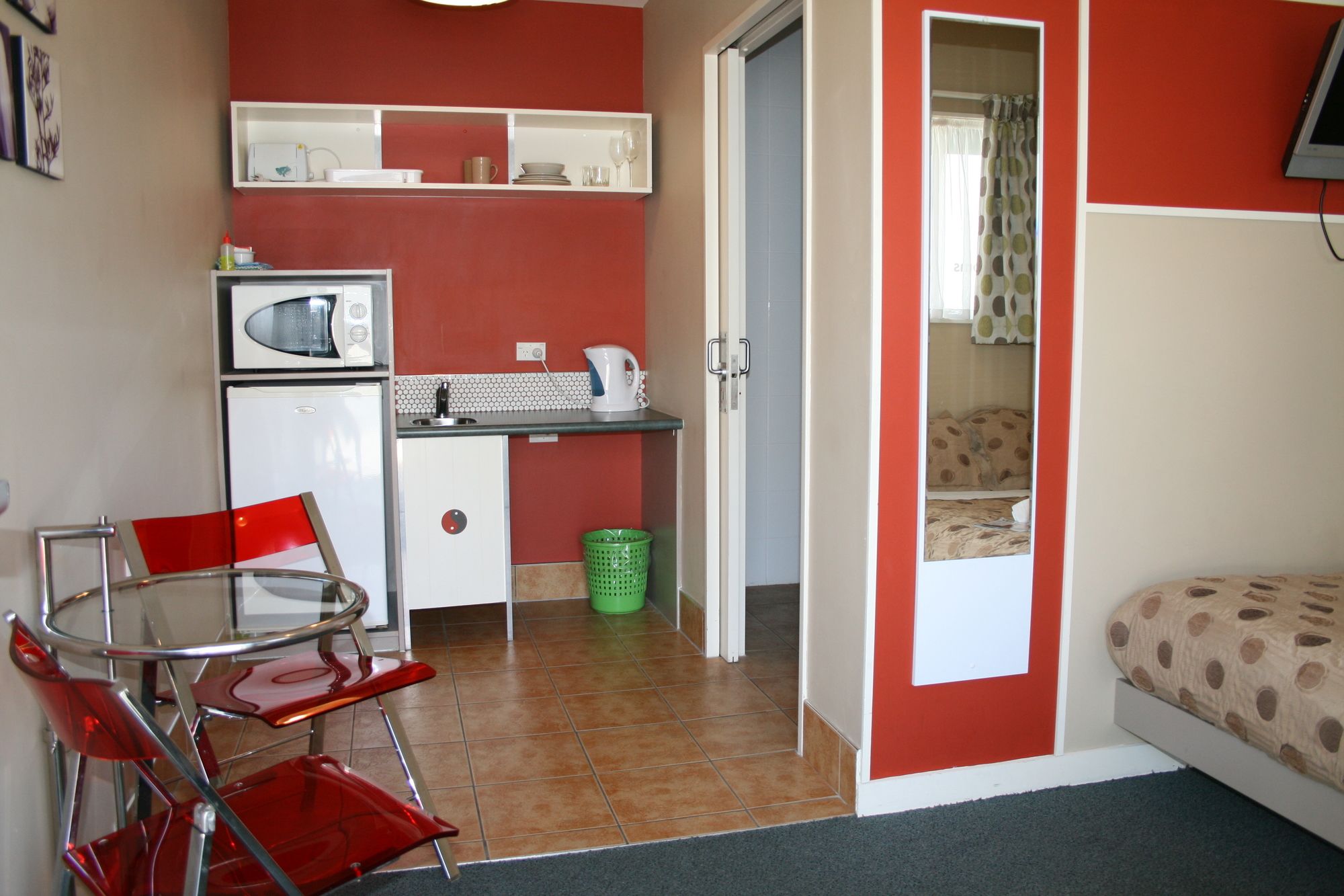 Astray Motel & Backpackers