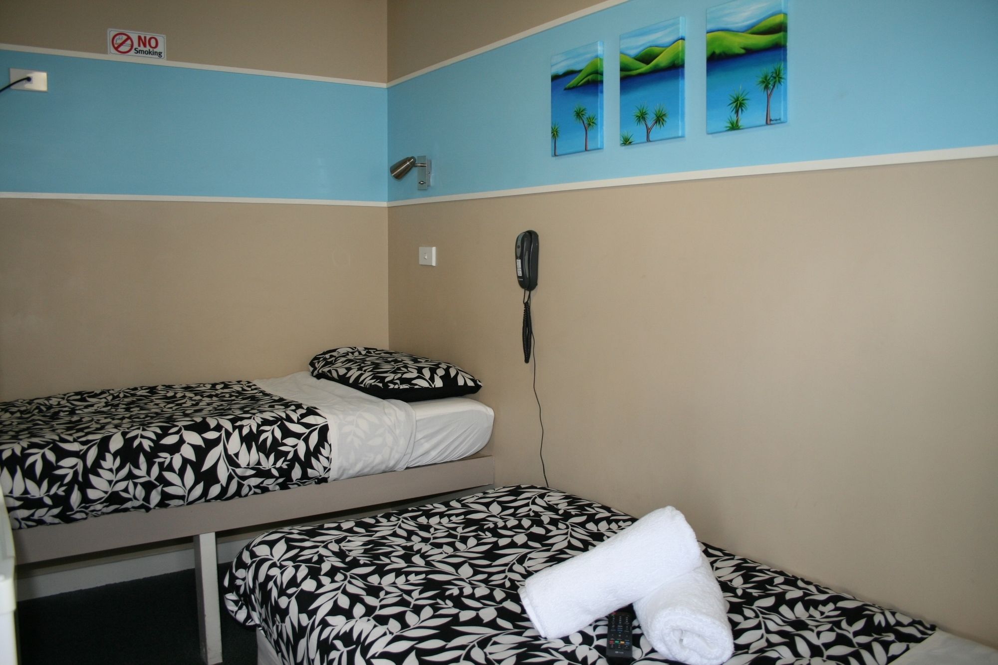 Astray Motel & Backpackers