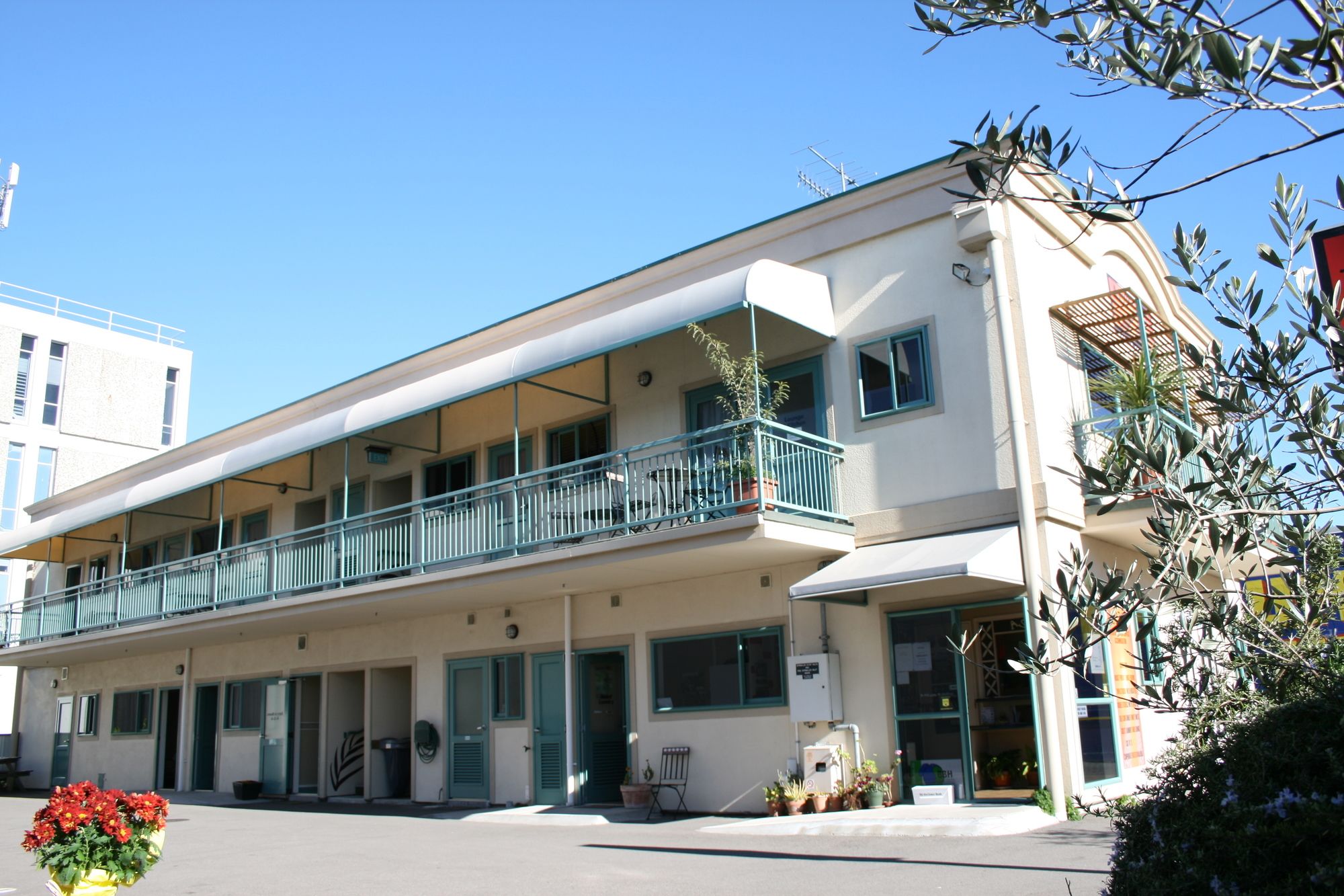 Astray Motel & Backpackers