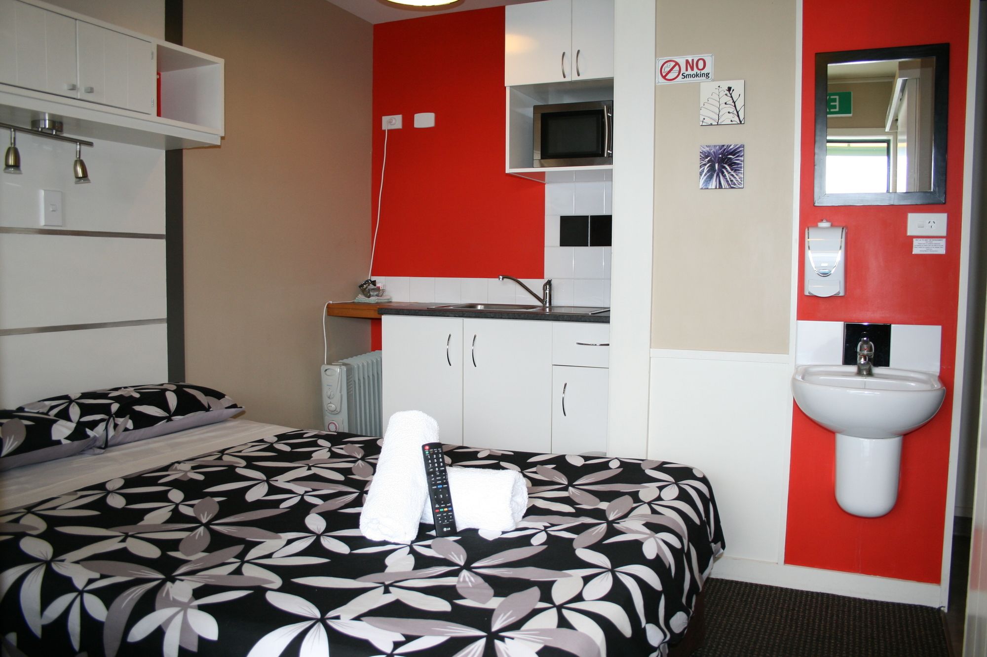 Astray Motel & Backpackers