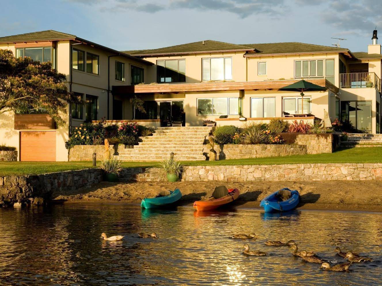 Nicara Lakeside Lodge