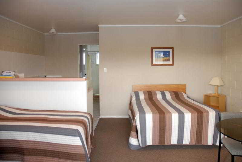 Six on Union Motel
