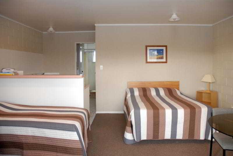 Six on Union Motel