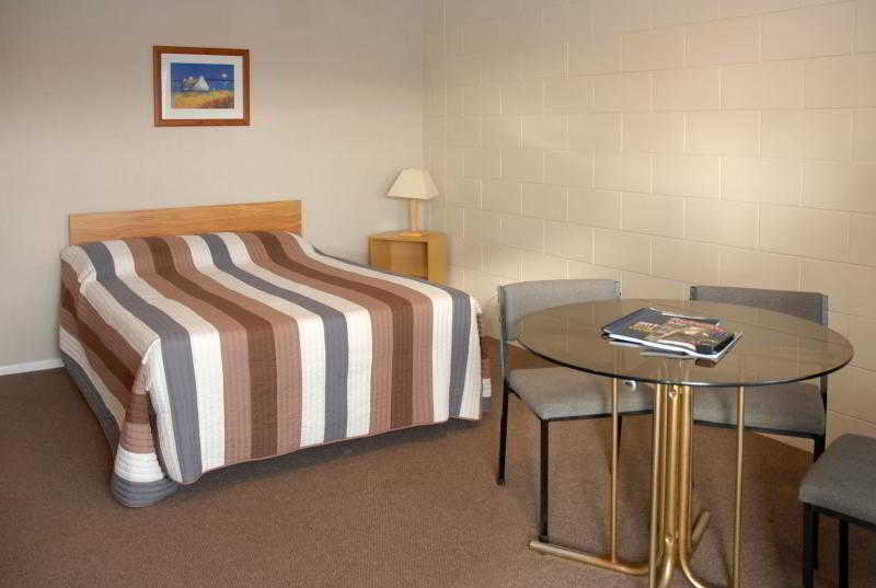 Six on Union Motel