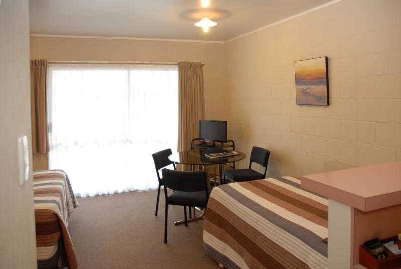 Six on Union Motel